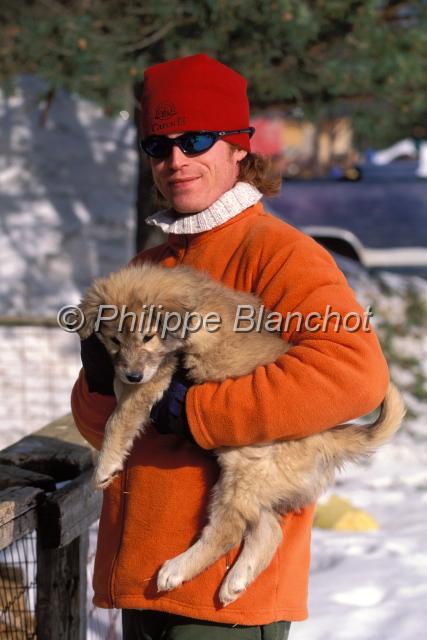 canada ontario  24.JPG - Eveveur et un chiotSouthriverOntarioCanada